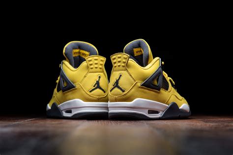 スペシャルオファ Nike Air Jordan 4 Retro Tour Yellow Us10 Kids