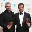 Alfonso Cuarón y David Heyman posan con su premio BAFTA 2014 ...