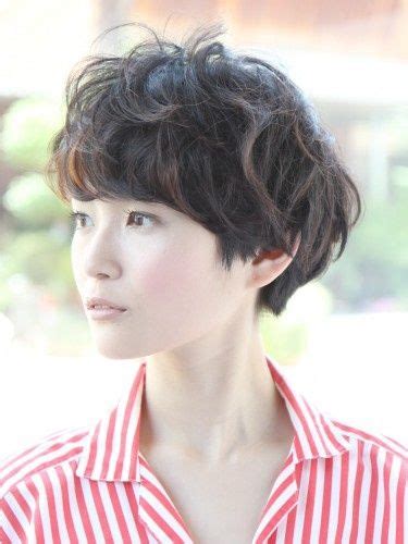 The natural curls in this style do not need you to do much for them to look stylish. Wavy Mushroom Pixie Haircut ;) | Short wavy hair, Mushroom ...