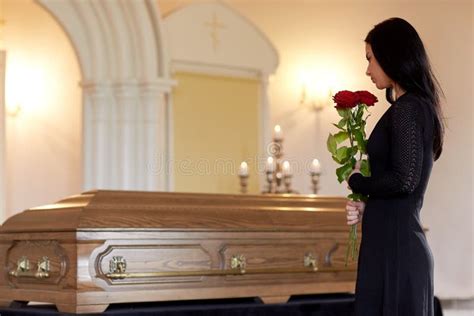 Mujer Con Las Rosas Rojas Y El Ataúd En El Entierro Fotos De Stock