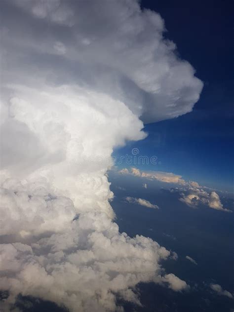 Towering Cumulonimbus Thunderstorm Cloud With Blue Sky In The Ba Stock