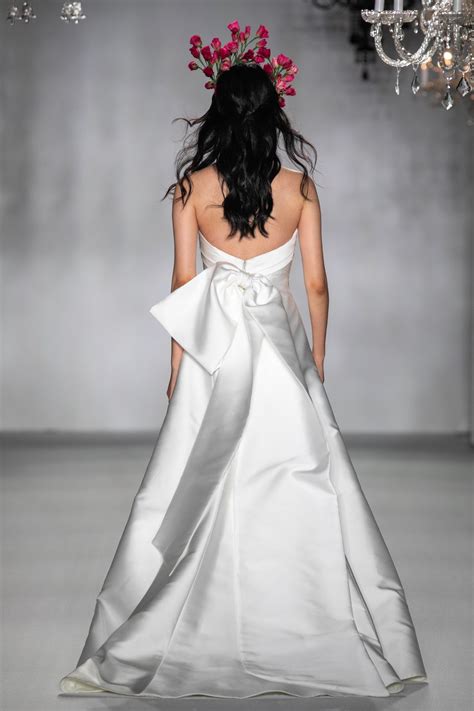 20 Wedding Dresses With Bows Spotted At Bridal Fashion Week Bow