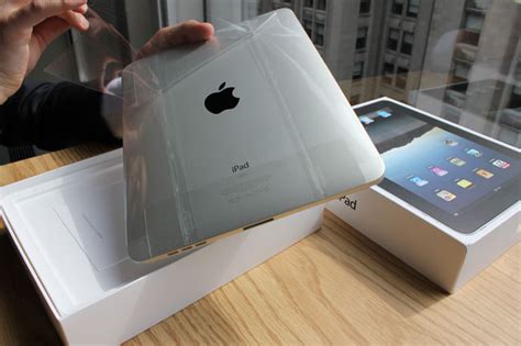 Ipad Unboxing Pictures And Video First Impressions The Ipad Guide