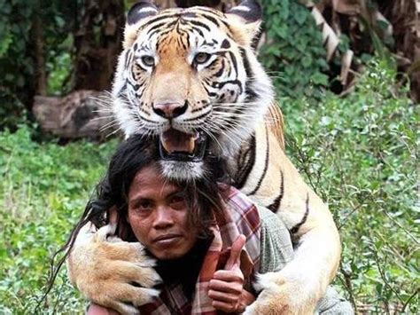 25 Heartwarming Photos Of People Bonding With Wild Animals