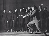 Aula de movimento, por Jacques Lecoq, no Picolo Teatro di Milano (1947 ...