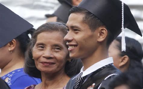 Larawan Ng Proud Nanay Sa Graduation Ng Anak Umantig Sa Puso Ng