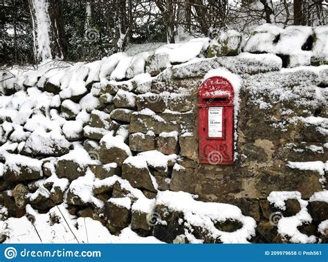 Vintage Traditional Red British Post Box In The Snow Stock Photo