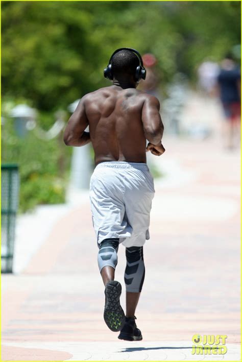 Kevin Hart Goes Shirtless Bares Buff Body On Miami Jog Photo