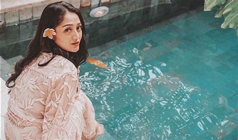Siti Badriah Hapus Foto Nyaris Bugil Intip 5 Gaya Syur Lainnya Okezone Lifestyle