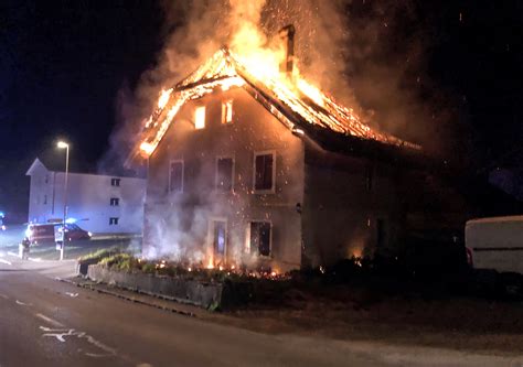 A fire sprinkler system is an active fire protection method, consisting of a water supply system, providing adequate pressure and flowrate to a water distribution piping system, onto which fire sprinklers are connected. Incendie d'une maison à Vallon | État de Fribourg
