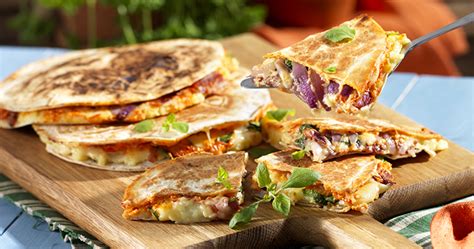 The zesty chicken and cooked peppers are a succulent delight when mixed with the melted cheeses. Quesadillas med bacon, potatis och cheddarost recept ...