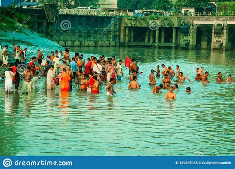 Devotos Que Tomam O Banho Santamente No Rio Ganges Foto De Stock Editorial Imagem De Cultura