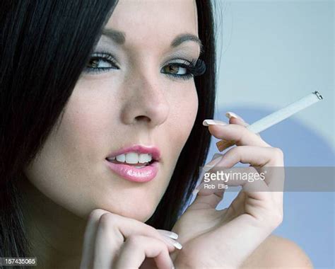 60 Meilleures Beautiful Women Smoking Cigarettes Photos Et Images