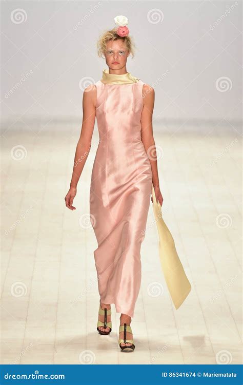 Desfile De Moda De Iva Pfeiffer Imagen De Archivo Editorial Imagen De