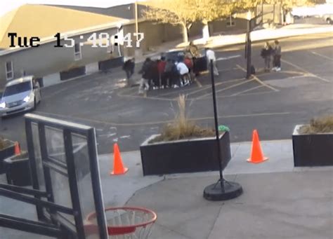 Σοκαριστικό βίντεο Η στιγμή που 20 μαθητές σηκώνουν αμάξι για να σώσουν μητέρα και δύο παιδιά