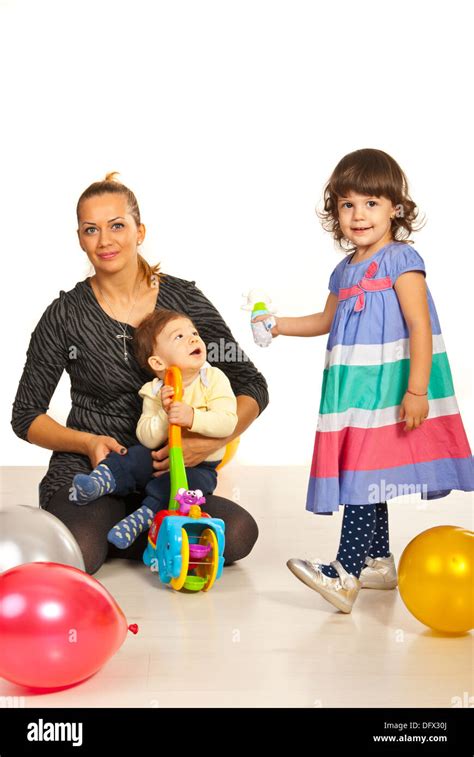 Feliz Mamá Con Dos Niños Jugando Con Juguetes Y Globos Fotografía De