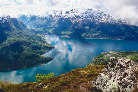 Loen Et Le Norfjord Une Blonde En Norvègeune Blonde En Norvège