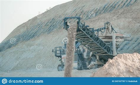 Earth Mover Cleans Up Soil For Road Renewal Heavy Duty Mining Machine