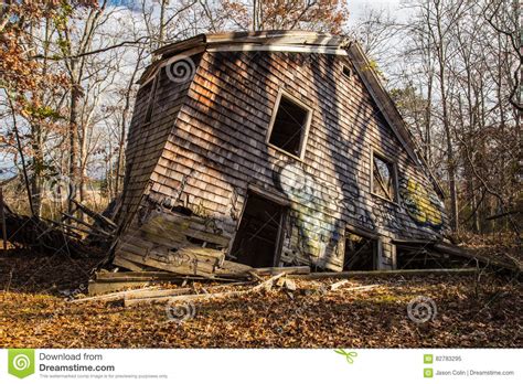 Eine schöne, vielseitige kulisse und ein kleines kunstwerk. Ein Verfallenes Haus Im Wald, Senkungs-Hafen, New York ...
