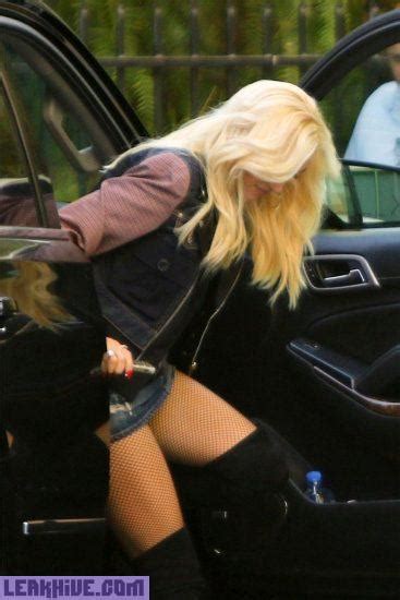 Hot Gwen Stefani Upskirt Panties Flash In Burbank