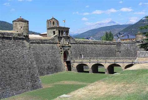 It is the gateway to the pyrenees an area rich in romanesque architecture, ski resorts and stunning landscapes. PUEBLOS: JACA (HUESCA)