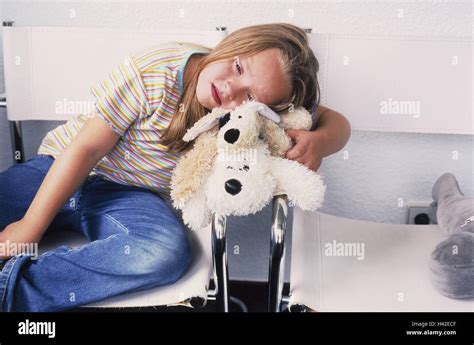Mädchen Stofftier Sitzen Weinen Traurig Wartezimmer Schmerzen Kind 8 Jahre Kindheit