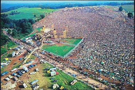 August 15 to august 18, 1969 where: Aerial view of over 400,000 people at the Woodstock Music Festival, New York, 1969 : pics