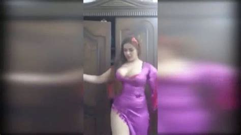 مستريس قحبة متسلطة تركب على السليف مثل الكلب أمام زوجها وتلعب بكسها. رقص مهرجانات بنات