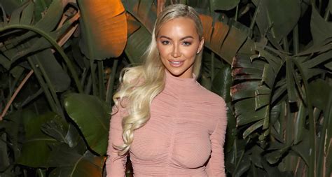 Who Is Hot Instagram Model Lindsey Pelas She Started Off As A Hooters Girl