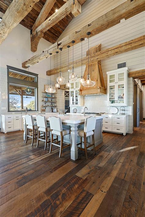 Here is an idea to decorate the interior of a farmhouse with this style. Interior Design Ideas: Texas Farmhouse-style Interiors ...