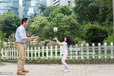 China Padre E Hija Jugando Con Bola Hong Kong Foto De Stock Y Más Banco