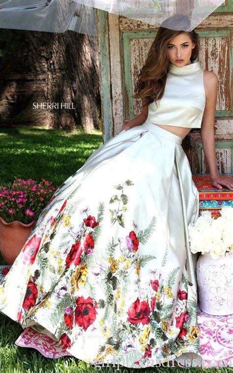Chica Usando Un Vestido Con Bordados Al Estilo Mexicano Floral Print