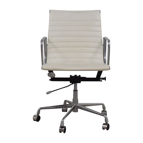 Objekter vist ovenfor er i fet skrift : 88% OFF - CB2 CB2 Eames Style Chair / Chairs