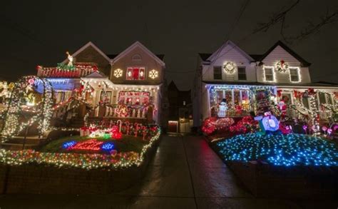 The Neighborhoods Famous For Their Christmas Lights Bloomberg