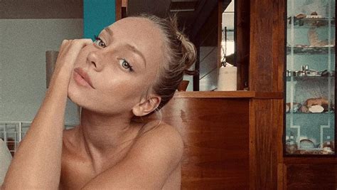 Ester Expósito vuelve a encender Instagram con estas fotos en bikini