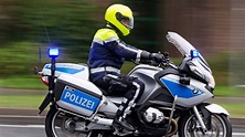 Motorradpolizist stoppt illegales Autorennen in Hamm