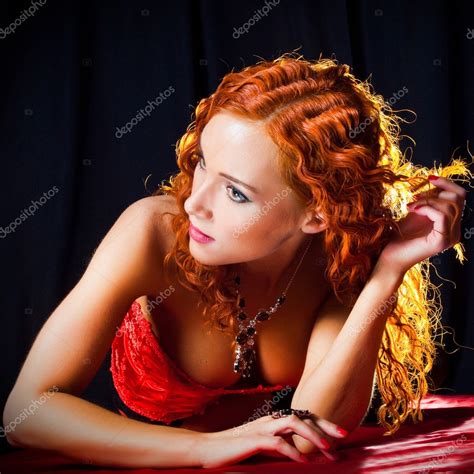 sexy mädchen mit roten haaren tragen gelbe ring und halskette auf schwarz — stockfoto © tanitue