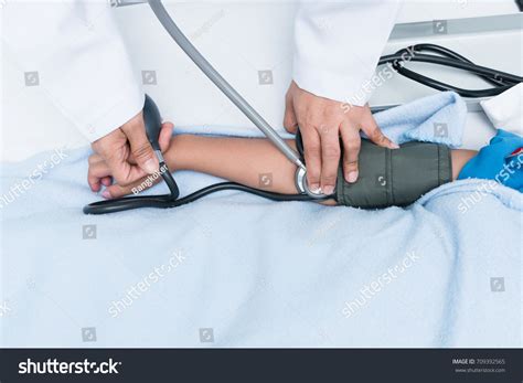 Doctor Measuring Blood Pressure Child Patient Foto Stock 709392565