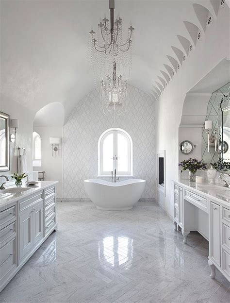 19 Elegant Bright Bathrooms In 2020 White Master Bathroom Bathroom