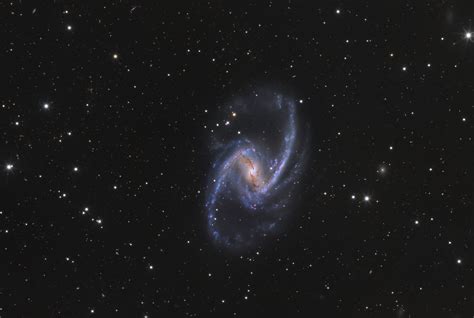 Las observaciones muestran jóvenes cúmulos de estrellas expuestos contra un fondo moteado y lleno de detalles. Astronomy Picture of the Day | Galáxia espiral, Astronomia ...
