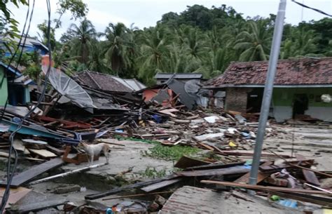 BreakingNews Korban Jiwa Tsunami Selat Sunda Capai 281 Orang