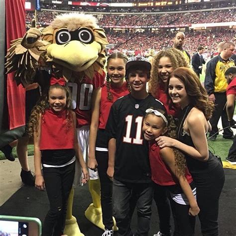 Free agent nfl quarterback johnny manziel turned himself in to police in texas on wednesday and was booked on misdemeanor assault charges, officials said. I'm so proud of that boy in the middle ️ | Hashtag sisters