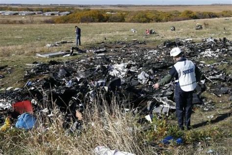 Dutch Experts Help Recover Mh17 Crash Items Despite Nearby Clashes