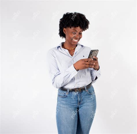 belle femme africaine souriante en manipulant son smartphone photo 1091 jolixi banque d