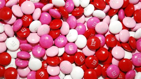 The Reason Pink And Red Candies Are Irresistible According To Science