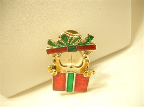 Vintage Christmas Present Lapel Pin 1795 Resembling Garfield