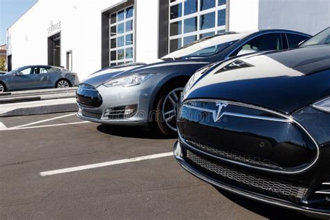 Tesla Ev Showroom Tesla Designs And Manufactures The Model X And S