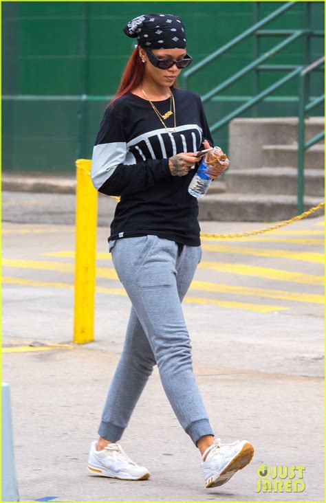 Rihanna Steps Out Before Saturday Night Live Photo 3371318