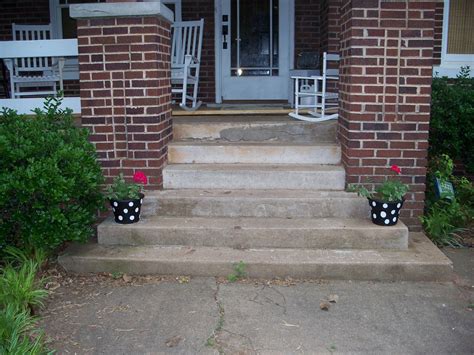 Mix all sorts of hanging pots and standing pots for a fun and unique look. widdlebugs: Front Porch Flower Pots