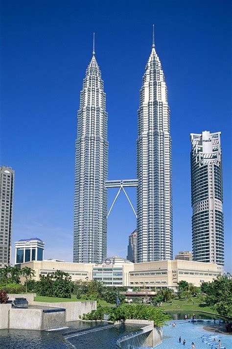 The closest stations are bukit nenas on the kl monorail and dang wangi station on the putra lrt line. Torres Petronas (KLCC Twin Towers), Kuala Lumpur, Malasia ...